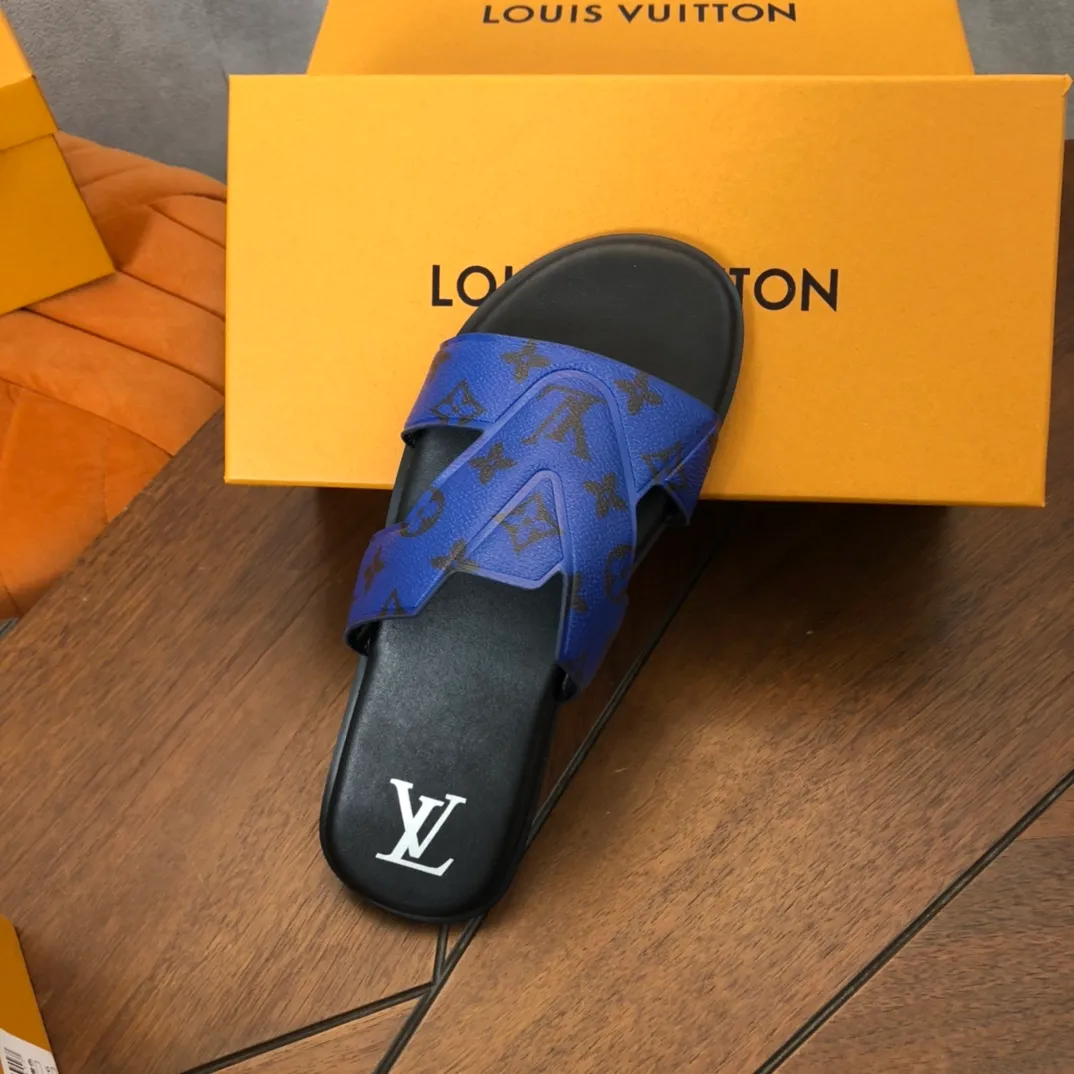 Factory price: 270💰LV counters are selling new brand luxury men's slippers, casual, loose and comfortable. The must-have model in the picture above [Happy][Happy], multiple colors available Size: 38-44, customized 45